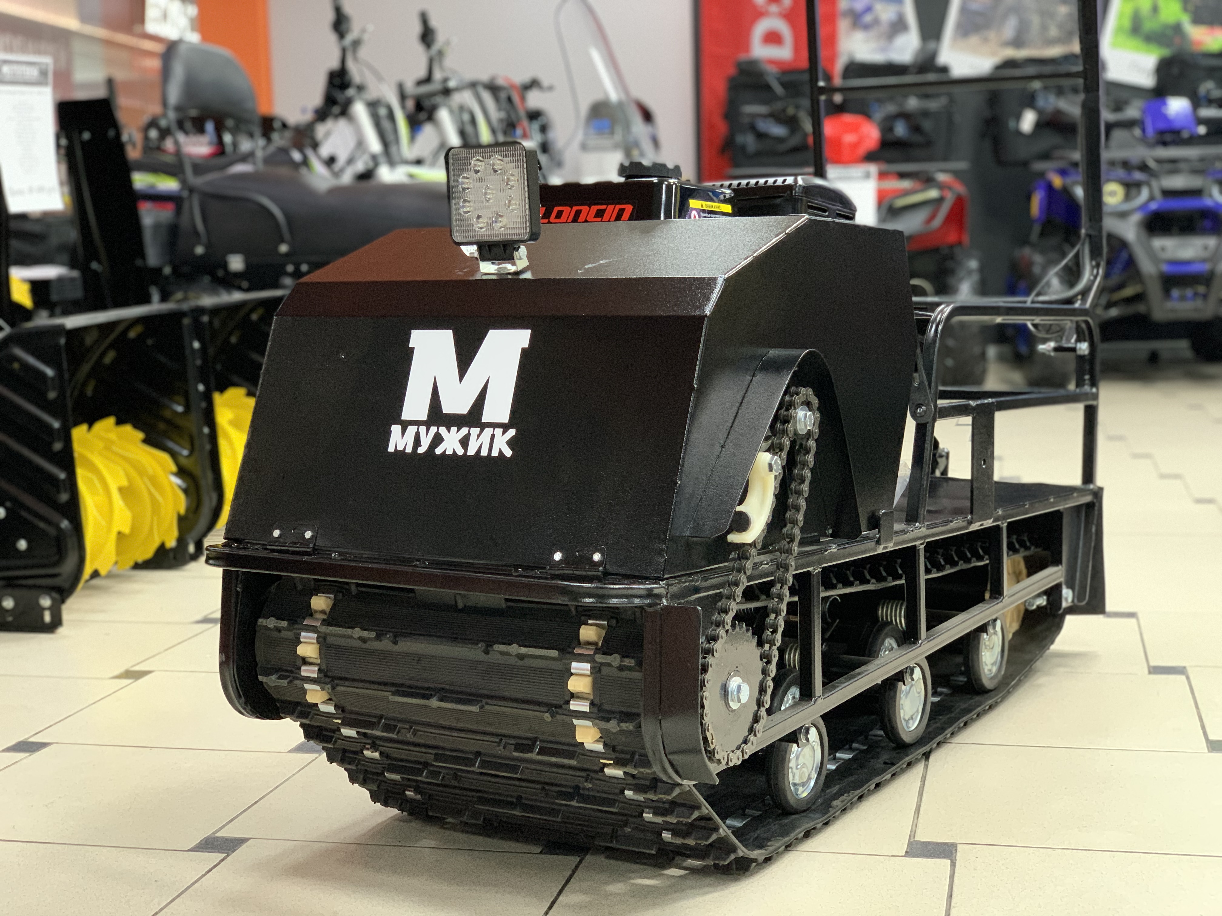 Мотобуксировщик Мужик LUXE М500 1250. 9 л.с.. катковая. с реверсом. с подогревом